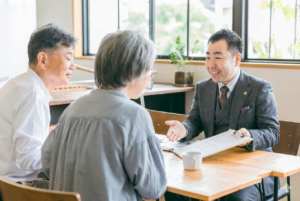 大阪市旭区で相続と事業の相談会を行う行政書士の相談風景