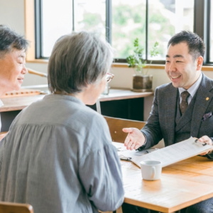 大阪市旭区で相続と事業の相談会を行う行政書士の相談風景